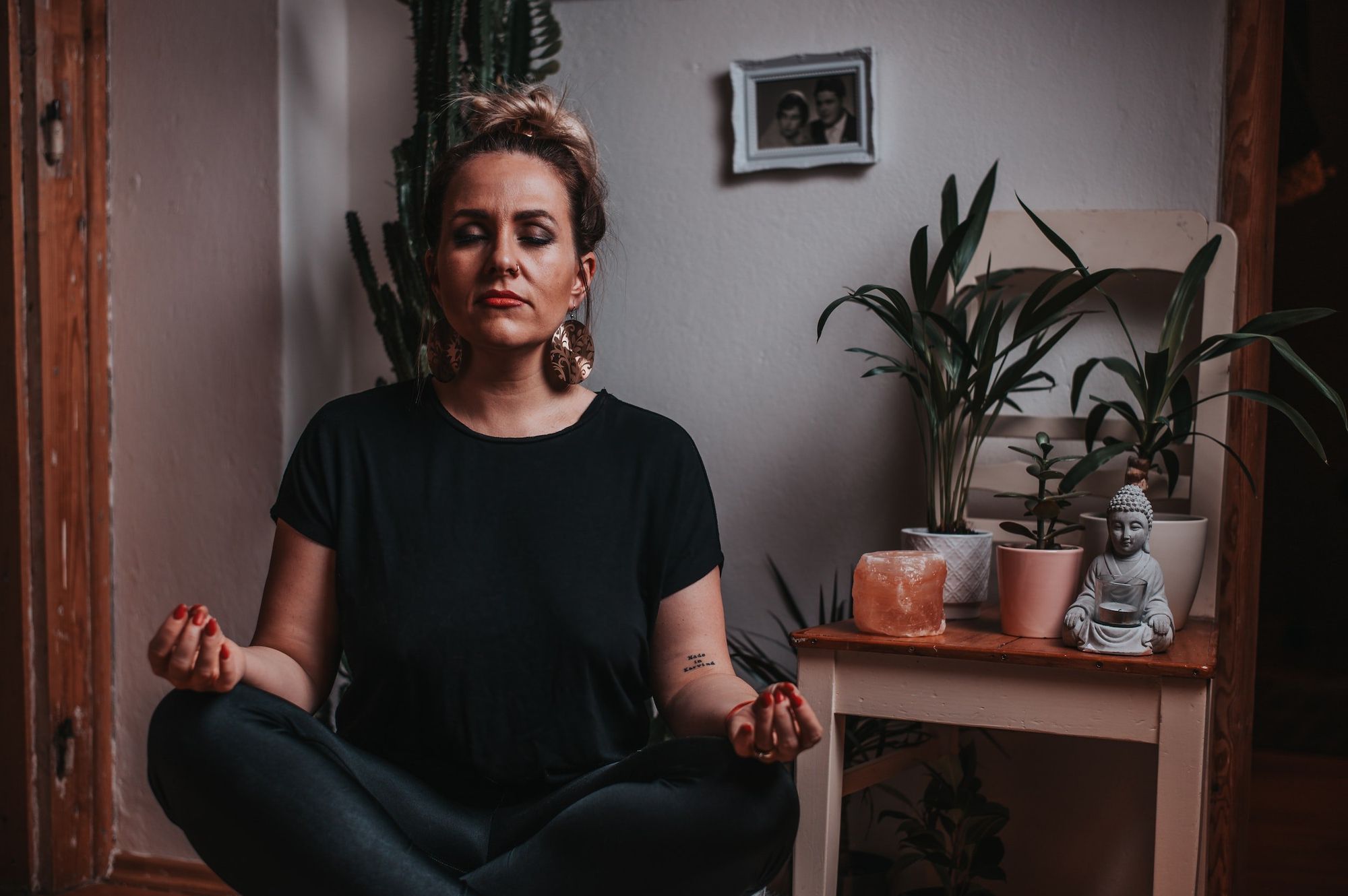 3 Simple (FREE of Low-Cost) Tools That Will Help You Meditate Daily as a Busy Woman Who Thinks She Has No Time To Meditate